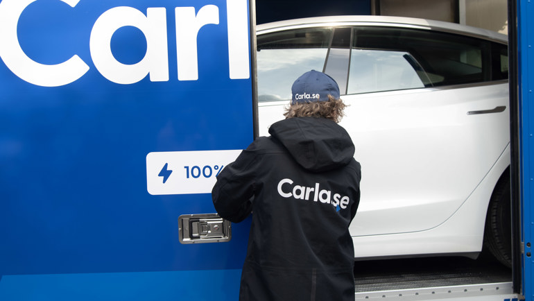 Carla lastar bil på Westbay biltransport
